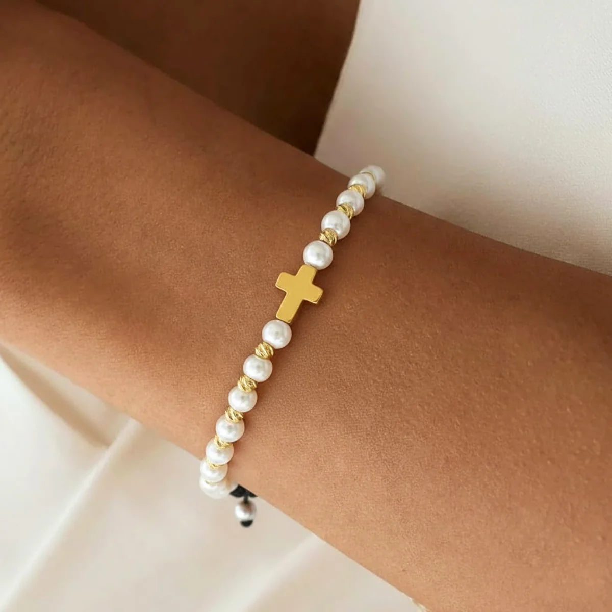 Brățară Reglabilă Perle &amp; Cruce Aurie 1+1 GRATIS