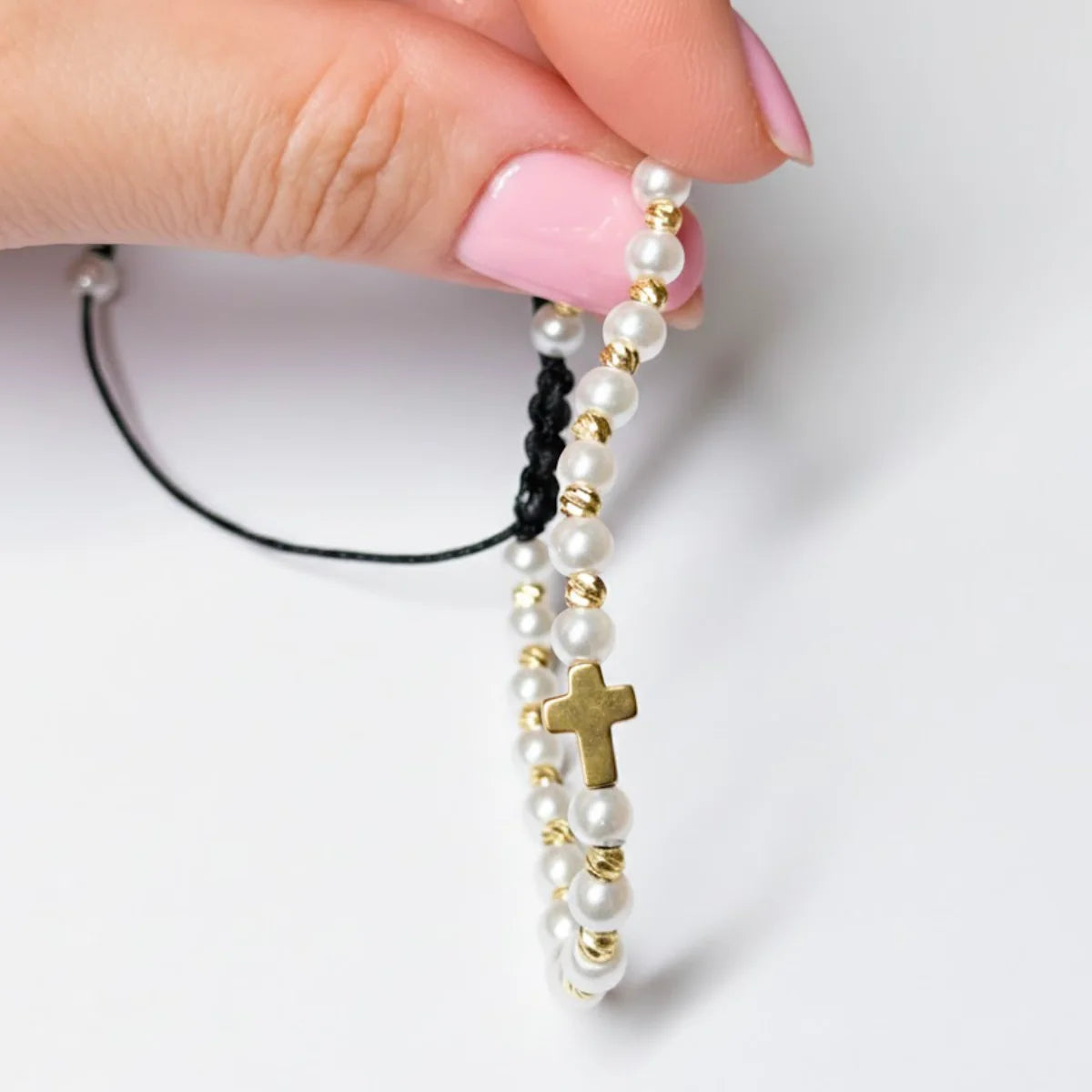 Brățară Reglabilă Perle &amp; Cruce Aurie 1+1 GRATIS